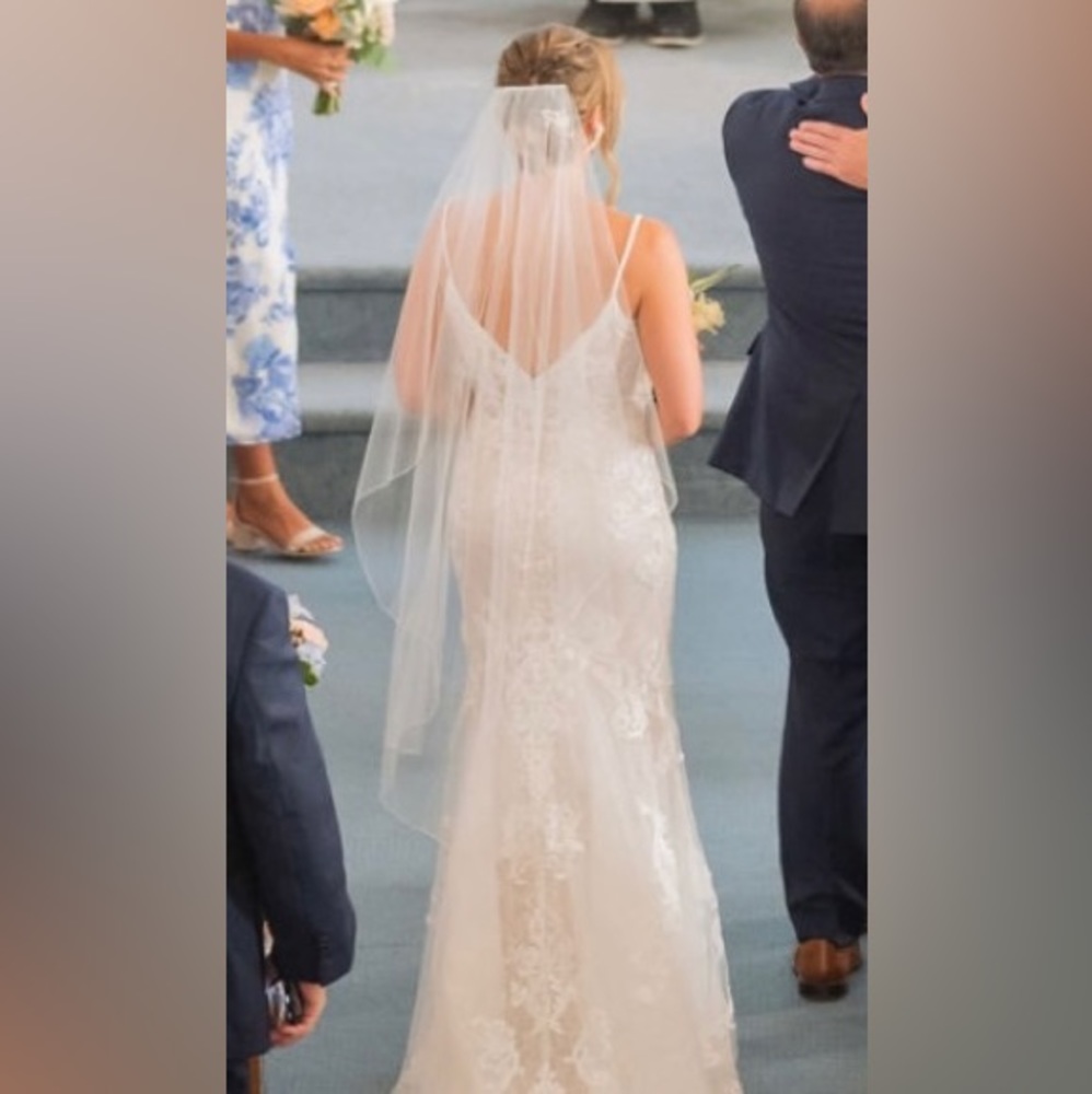 Rolled edge ivory knee length wedding veil